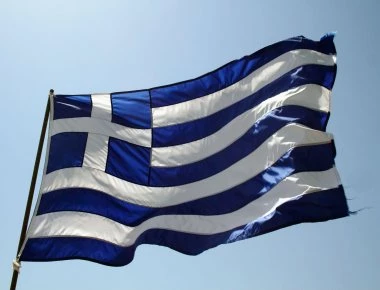 Μάτι: Ύψωσαν ελληνική σημαία σε κατεστραμμένο σπίτι (φωτο)